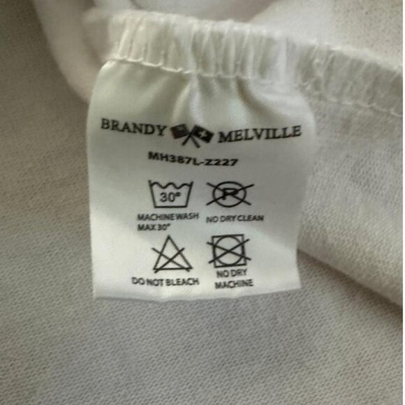 Classic Brandy Melville cropped crewneck with “Montreal” - Picture 6 of 8